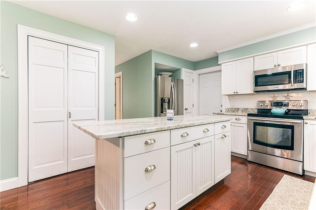Single Family Residence at 46 Misty Oak Drive, East Greenwich, photo 19 of 40