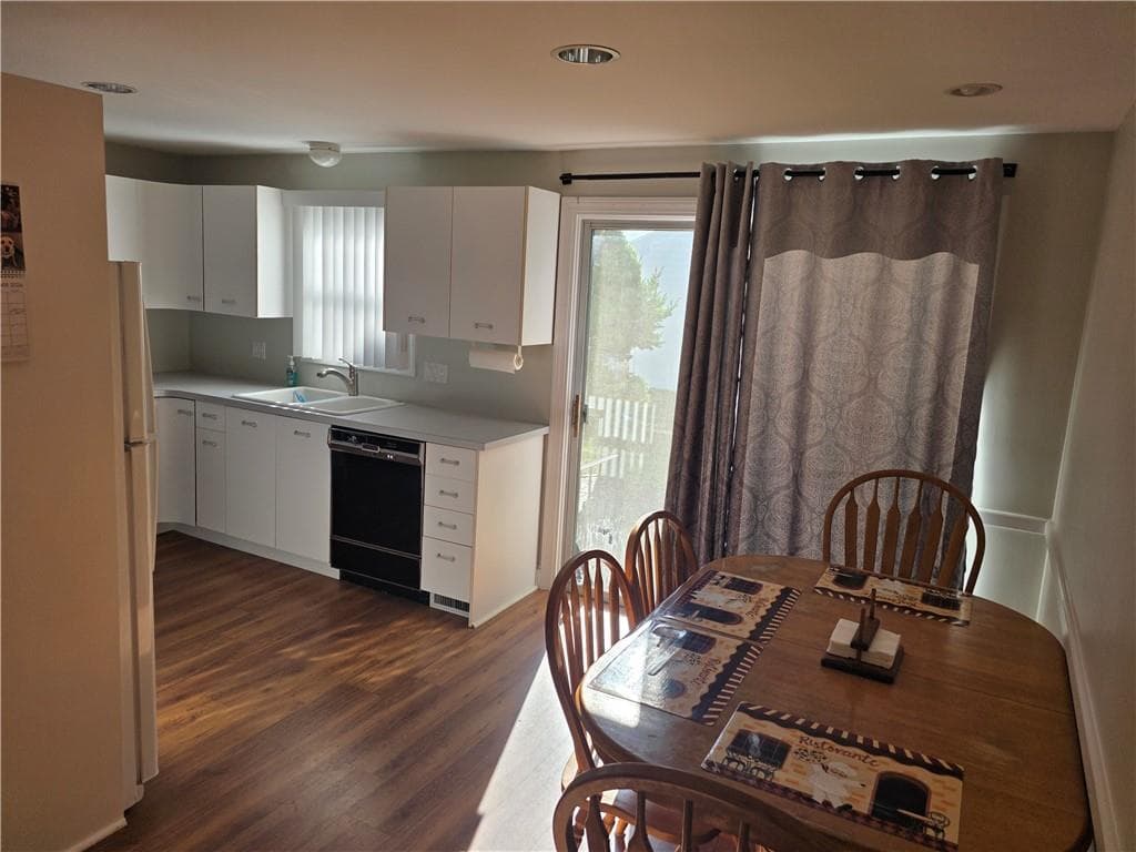 Single Family Residence at 59 Ferncrest Drive, Pawtucket, photo 5 of 21
