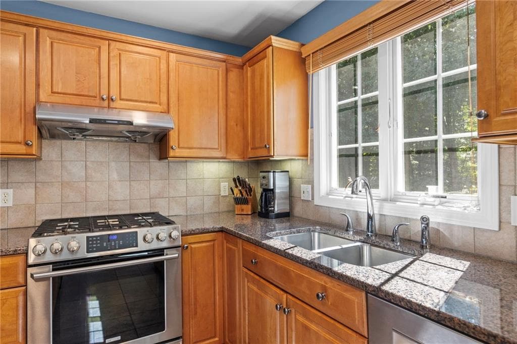 Single Family Residence at 38 Lindsay Lane, Cranston, photo 22 of 50