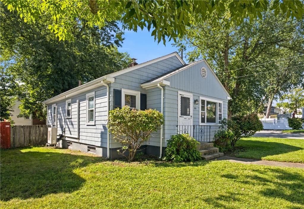 Single Family Residence at 274 Whitford Avenue, Providence, photo 2 of 25