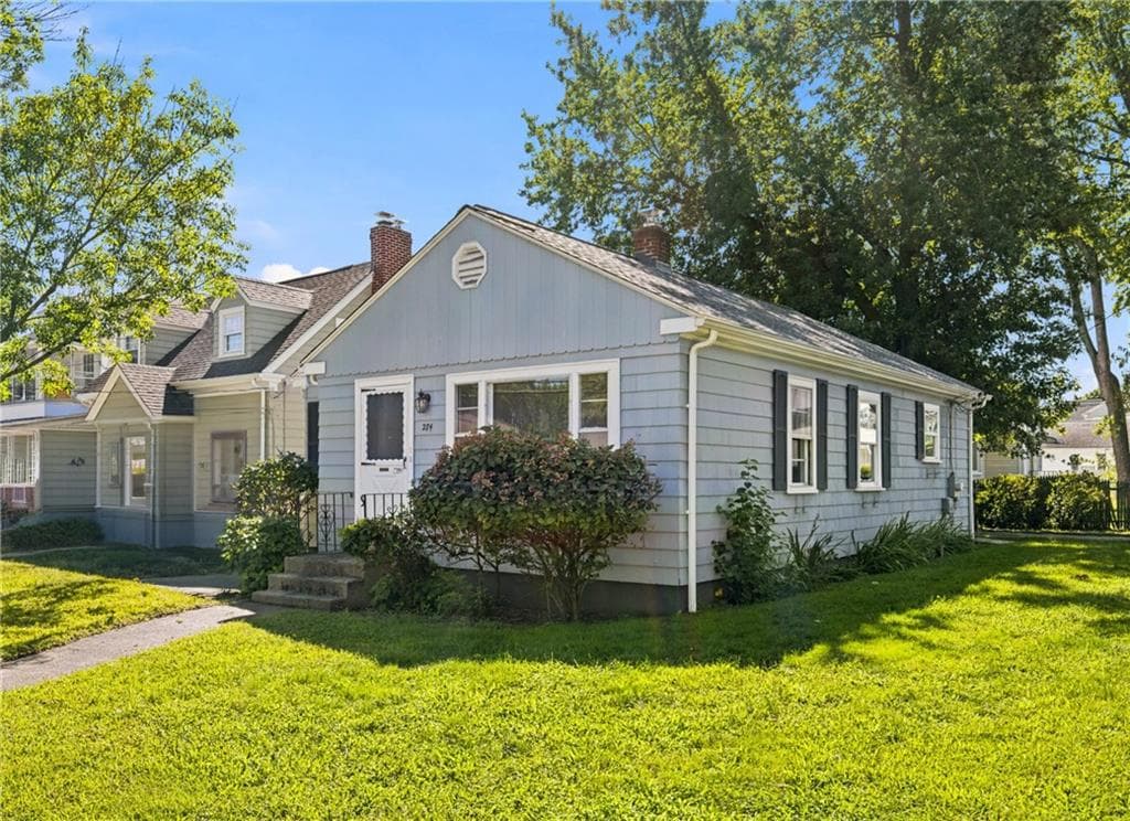 Single Family Residence at 274 Whitford Avenue, Providence, photo 3 of 25
