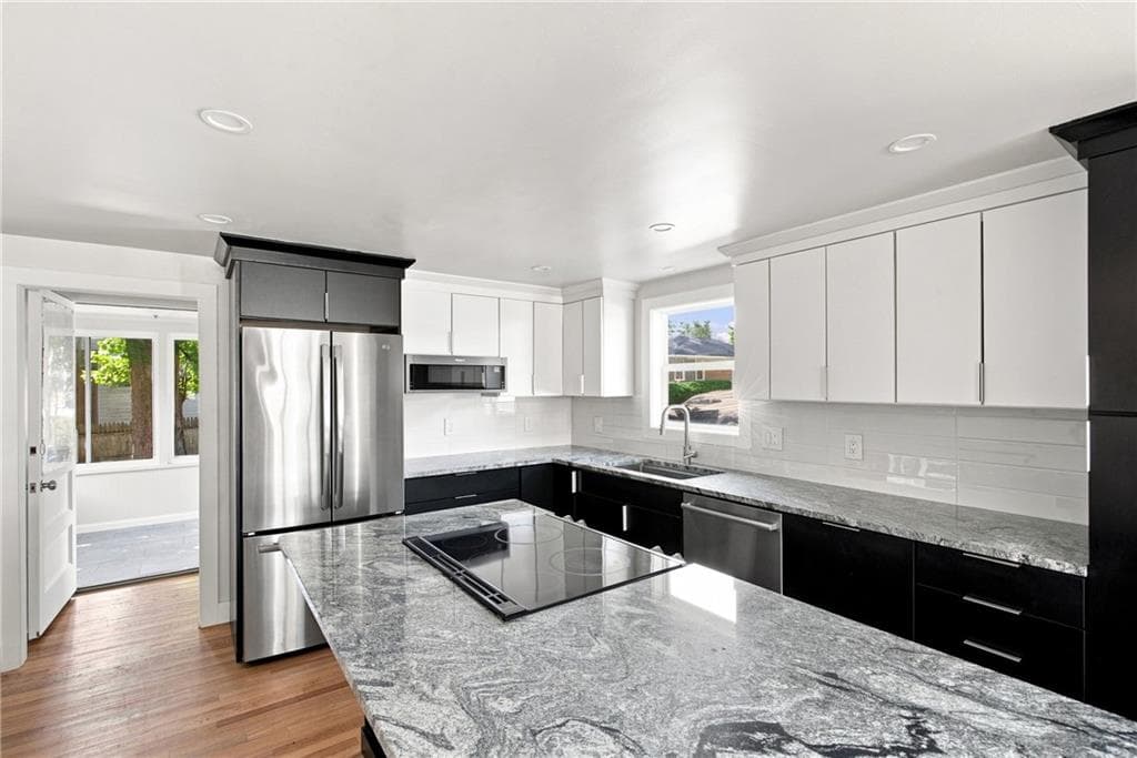 Single Family Residence at 274 Whitford Avenue, Providence, photo 9 of 25