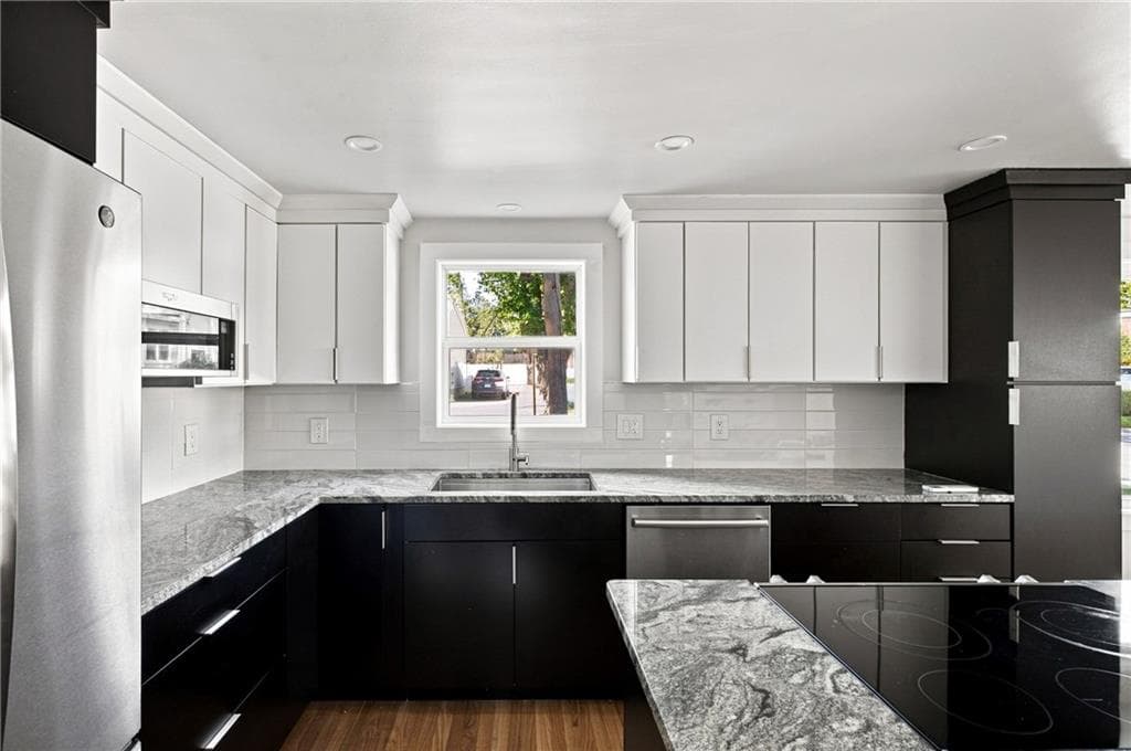 Single Family Residence at 274 Whitford Avenue, Providence, photo 11 of 25