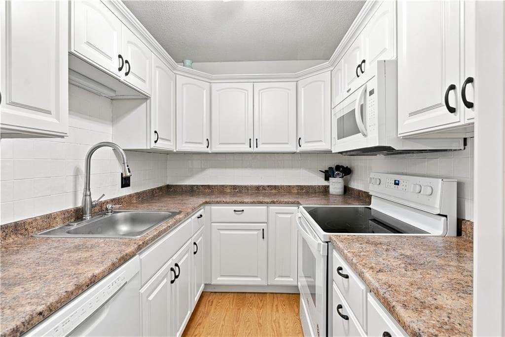 Condominium at 5 Apple Valley Parkway UNIT 12, Smithfield, photo 32 of 37