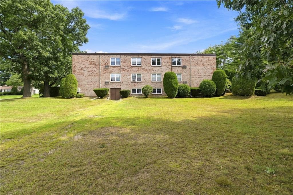 Condominium at 5 Apple Valley Parkway UNIT 12, Smithfield, photo 34 of 37