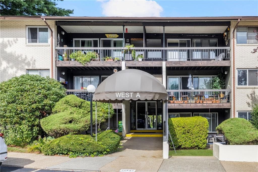 Condominium at 400 Narragansett Parkway UNIT West A 11, Warwick, photo 3 of 36