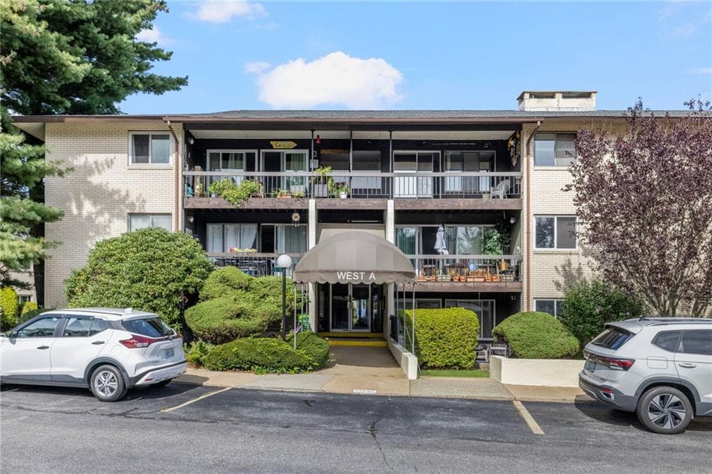 Condominium at 400 Narragansett Parkway UNIT West A 11, Warwick, photo 4 of 36