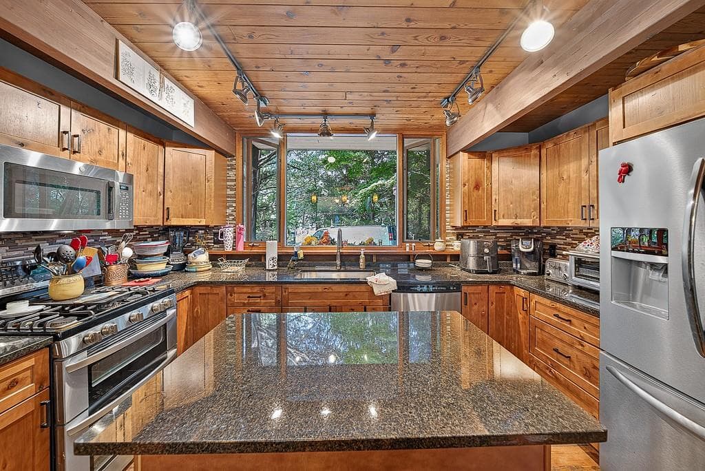 Single Family Residence at 42 Seabreeze Drive, North Kingstown, photo 9 of 49