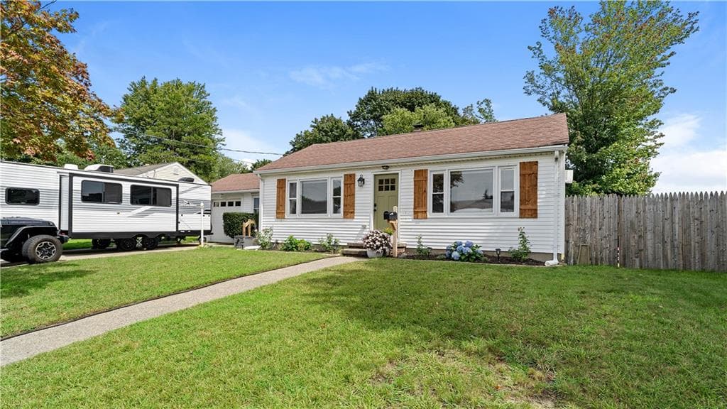 Single Family Residence at 38 Fairfield Court, Warwick, photo 2 of 30