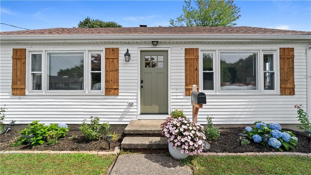Single Family Residence at 38 Fairfield Court, Warwick, photo 3 of 30