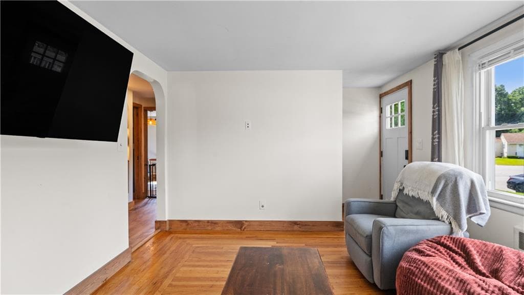 Single Family Residence at 38 Fairfield Court, Warwick, photo 4 of 30