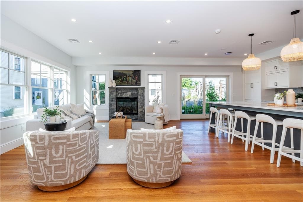 Single Family Residence at 6 Sharon Court, Newport, photo 12 of 50