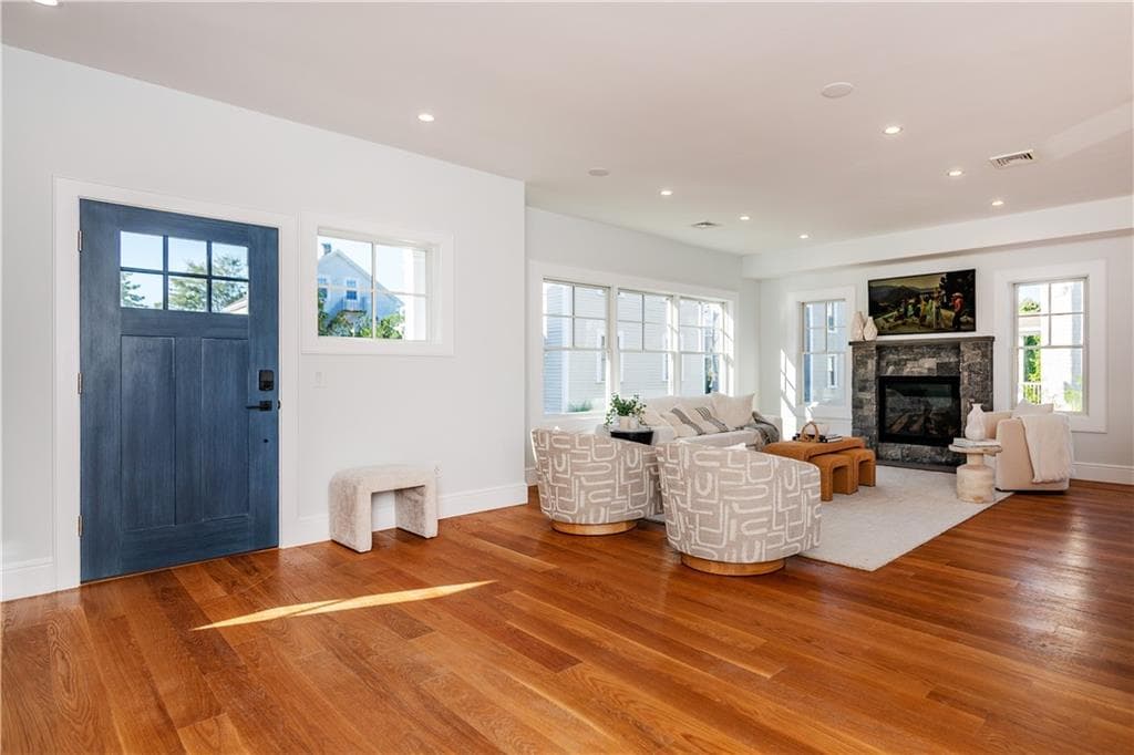 Single Family Residence at 6 Sharon Court, Newport, photo 9 of 50