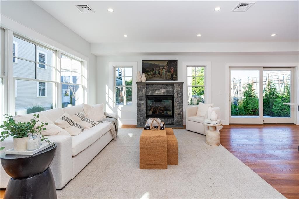 Single Family Residence at 6 Sharon Court, Newport, photo 11 of 50