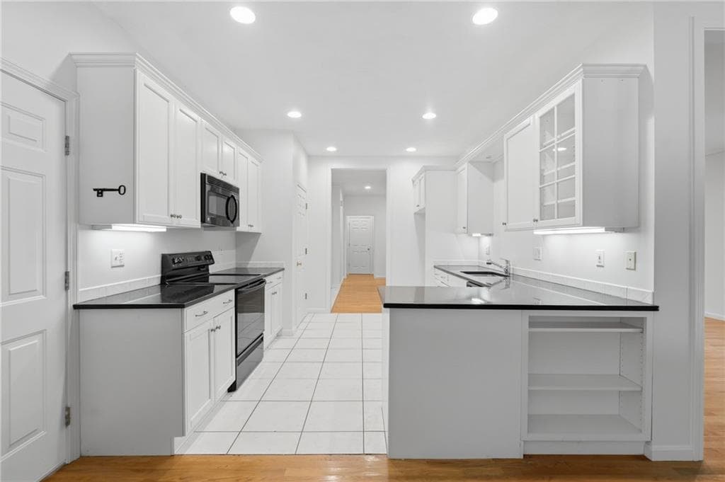 Condominium at 170 Pine Glen Drive, East Greenwich, photo 6 of 40