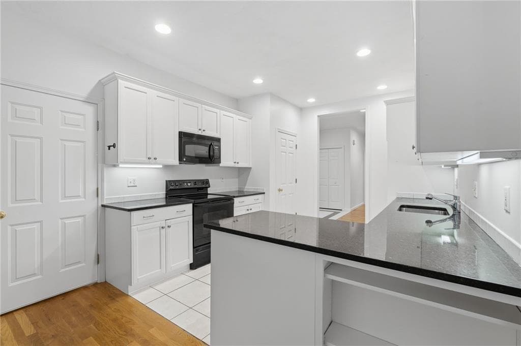 Condominium at 170 Pine Glen Drive, East Greenwich, photo 5 of 40