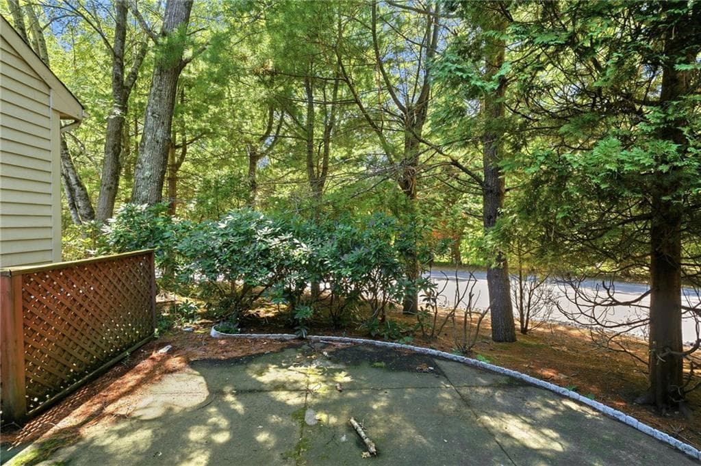 Condominium at 170 Pine Glen Drive, East Greenwich, photo 20 of 40