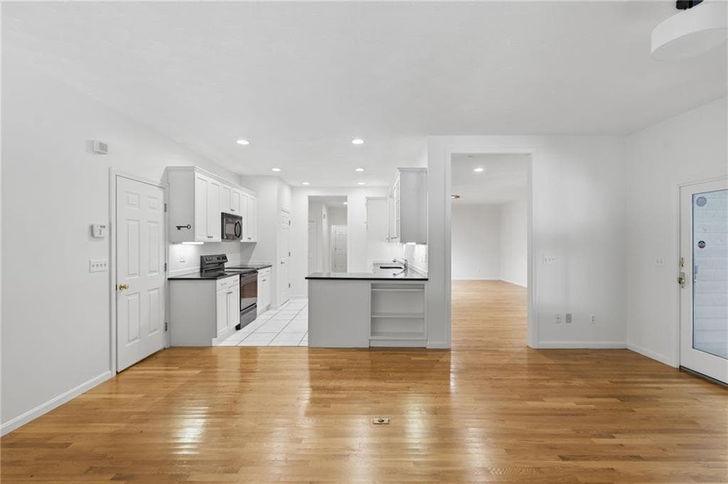 Condominium at 170 Pine Glen Drive, East Greenwich, photo 9 of 40