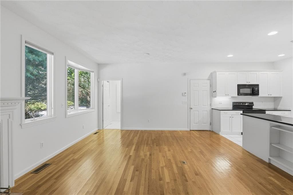 Condominium at 170 Pine Glen Drive, East Greenwich, photo 10 of 40