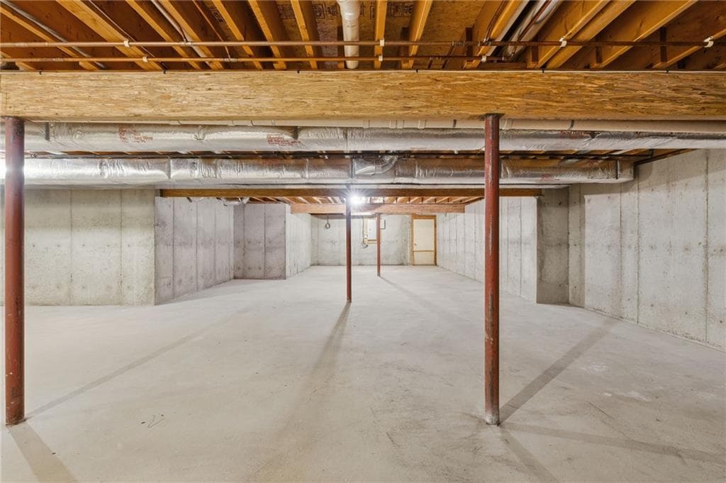 Condominium at 170 Pine Glen Drive, East Greenwich, photo 18 of 40