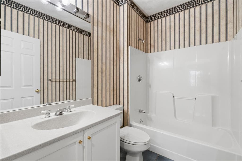 Condominium at 170 Pine Glen Drive, East Greenwich, photo 15 of 40