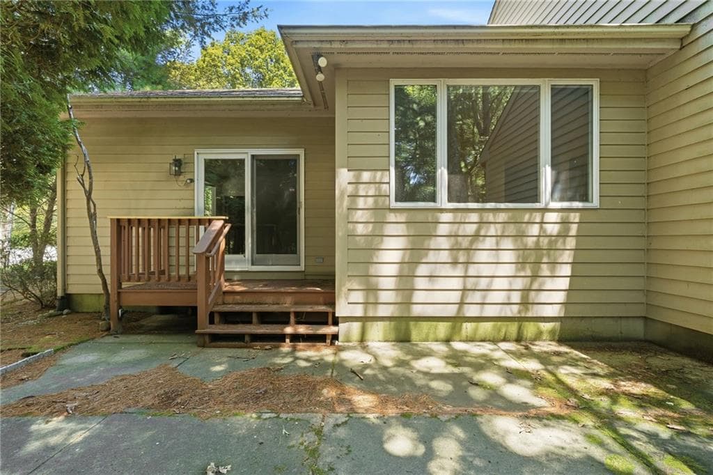 Condominium at 170 Pine Glen Drive, East Greenwich, photo 19 of 40