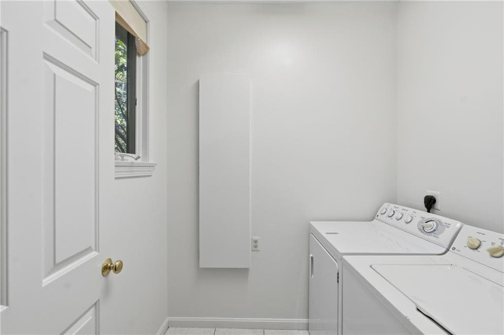 Condominium at 170 Pine Glen Drive, East Greenwich, photo 31 of 40