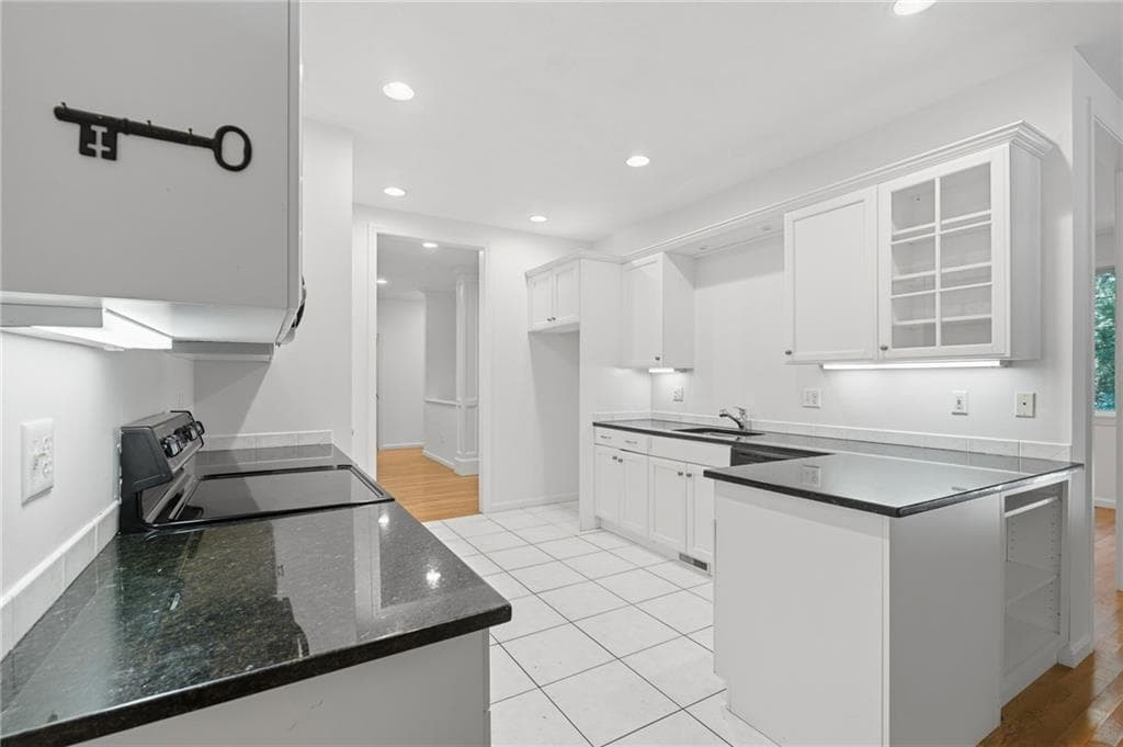 Condominium at 170 Pine Glen Drive, East Greenwich, photo 4 of 40