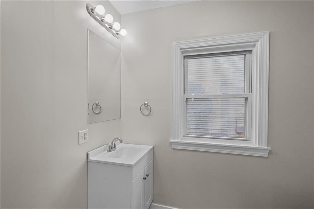 Condominium at 584 Weeden Street, Pawtucket, photo 7 of 25