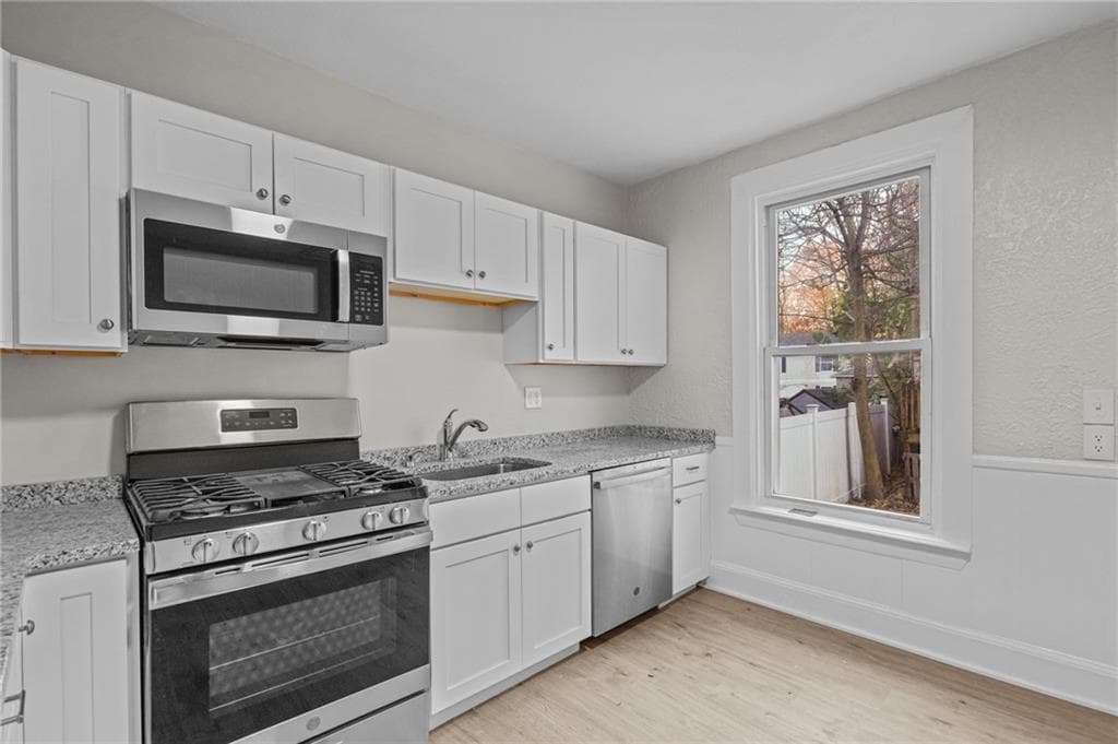 Condominium at 584 Weeden Street, Pawtucket, photo 5 of 25