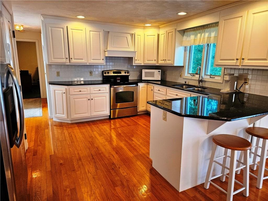 Single Family Residence at 12 Jason Drive, Lincoln, photo 9 of 37