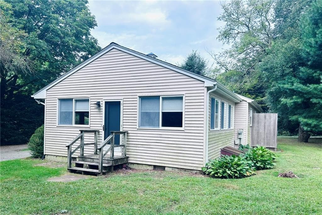 Single Family Residence at 26 Fort Ninigret Road, Charlestown, photo 4 of 27