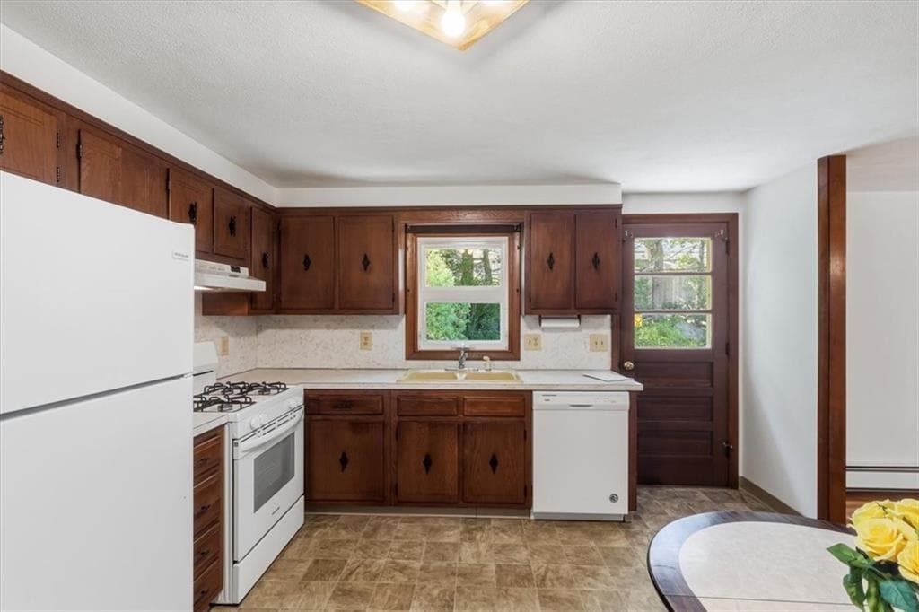Single Family Residence at 83 Sage Drive, Warwick, photo 9 of 32