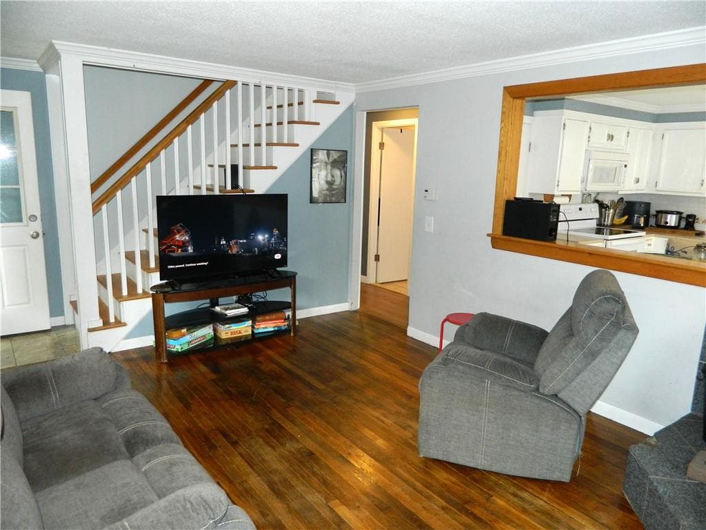 Single Family Residence at 4 Triton Drive, North Kingstown, photo 6 of 32
