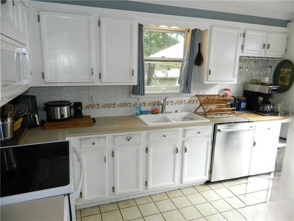 Single Family Residence at 4 Triton Drive, North Kingstown, photo 13 of 32