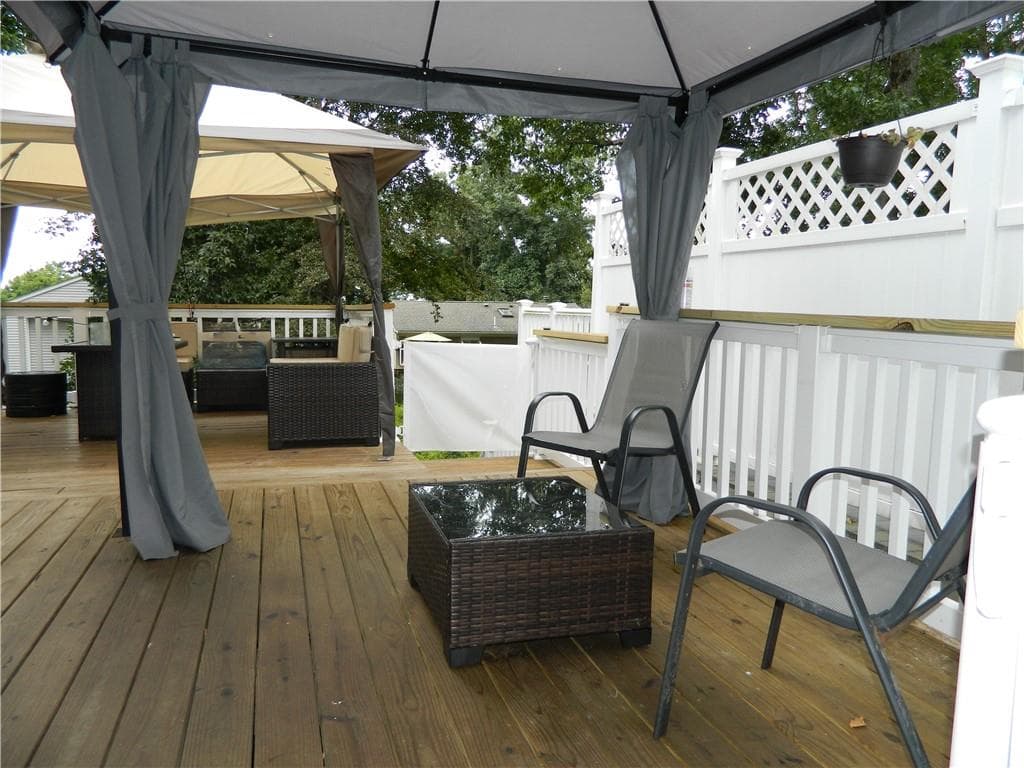 Single Family Residence at 4 Triton Drive, North Kingstown, photo 10 of 32
