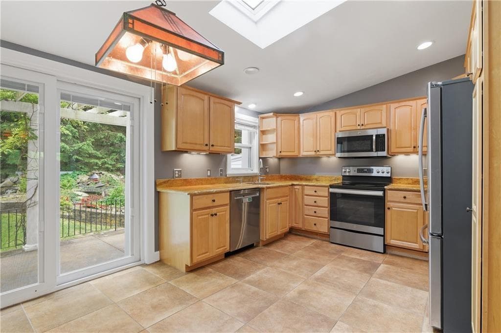 Single Family Residence at 8 Ledgemont Drive, Lincoln, photo 6 of 41