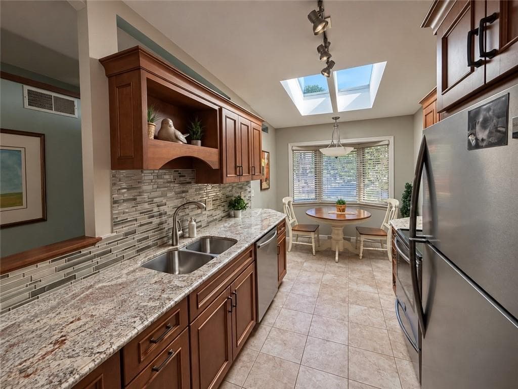 Condominium at 4 Shadowbrook Lane UNIT B, Smithfield, photo 4 of 17
