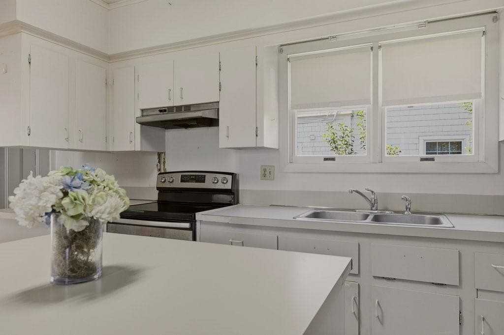 Single Family Residence at 28 Merton Road, Newport, photo 20 of 50