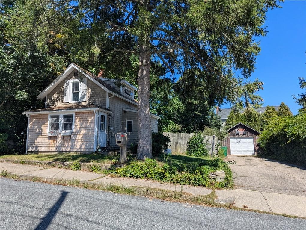 Single Family Residence at 9 Allen Avenue, South Kingstown, photo 6 of 21