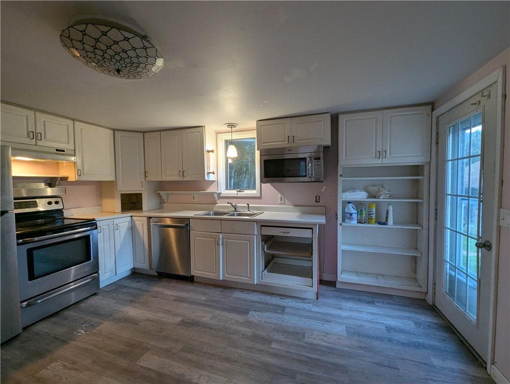 Single Family Residence at 9 Allen Avenue, South Kingstown, photo 8 of 21