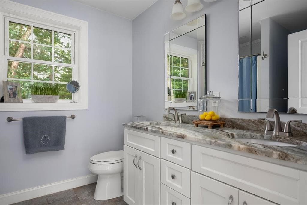 Single Family Residence at 17 Clover Court Court, Cumberland, photo 9 of 18