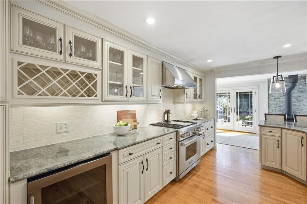 Single Family Residence at 139 Woodstock Lane, Cranston, photo 6 of 30