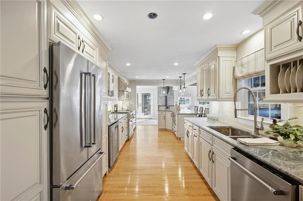 Single Family Residence at 139 Woodstock Lane, Cranston, photo 3 of 30