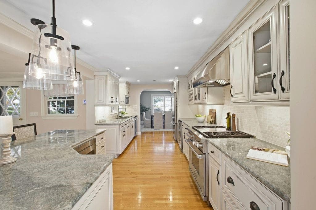 Single Family Residence at 139 Woodstock Lane, Cranston, photo 5 of 30