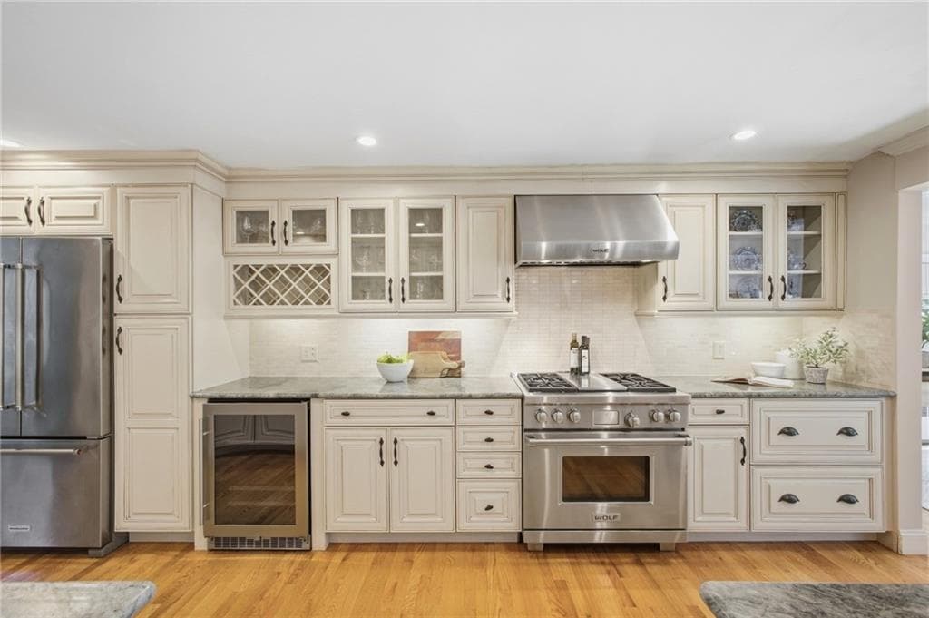Single Family Residence at 139 Woodstock Lane, Cranston, photo 4 of 30