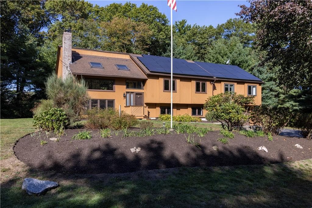 Single Family Residence at 8 Robin Drive, North Kingstown, photo 3 of 50