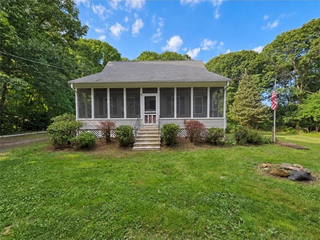 Single Family Residence at 30 Earle Drive, North Kingstown, photo 2 of 25