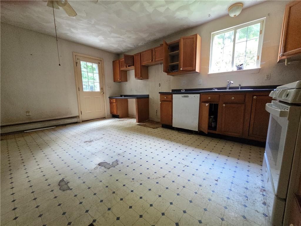 Single Family Residence at 30 Earle Drive, North Kingstown, photo 13 of 25