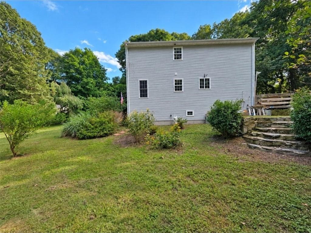 Single Family Residence at 30 Earle Drive, North Kingstown, photo 7 of 25